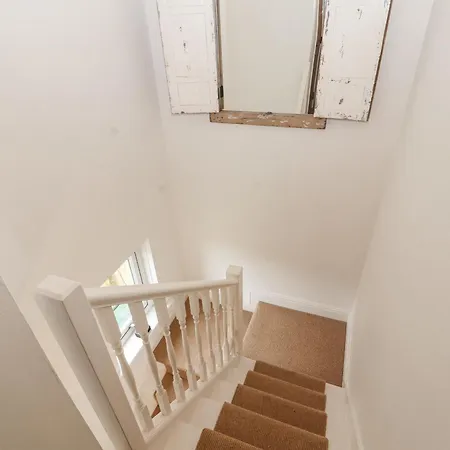 32 Friar Row *